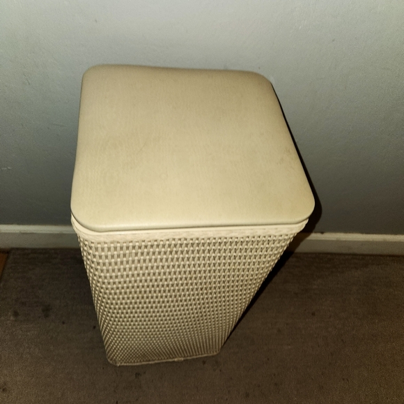 Vintage 1970s Ivory White Woven Wicker Square Storage Hamper - Picture 2 of 10